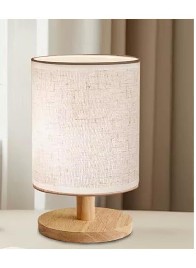 آر بي زد هوم تك مصباح طاولة عصري بقاعدة خشبية وغطاء قماشي، يُستخدم كضوء ليلي بجانب السرير، بتصميم بسيط لغرفة النوم وغرفة المعيشة. - Image 1